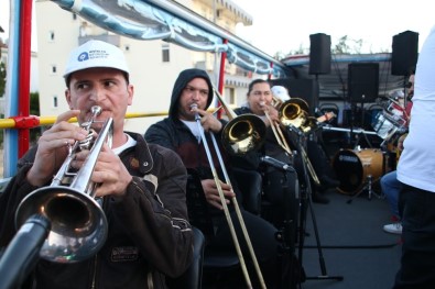 Büyükşehir 30 Ağustos Coşkusunu Caddelere Taşıyor
