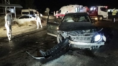 Diyarbakır'da İki Otomobil Kafa Kafaya Çarpıştı Açıklaması 5 Yaralı
