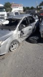 Kontrolden Çıkan Otomobil Durağa Çarptı Açıklaması 1 Yaralı