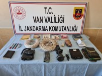 Van'da PKK'ya Ait 2 Araç Telsizi İle 1 Silah Üstü Gece Görüş Dürbünü Ele Geçirildi