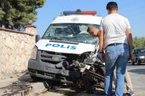 Kontrolden Çıkan Otomobil Polis Aracına Çarptı Açıklaması 3 Yaralı