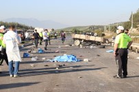 Üzüm İşçilerini Taşıyan Traktör Panelvanla Çarpıştı Açıklaması 3 Ölü, 10 Yaralı Haberi