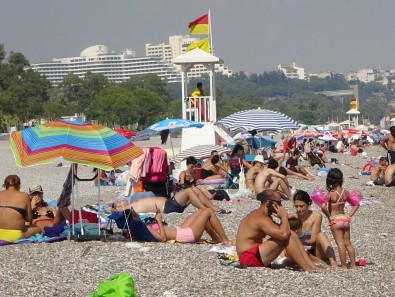 Antalya'da Sıcak Hava Uyarısını Duyan Sahile Koştu