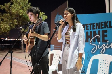 Genç Müzisyenler Başiskele Sahilinde Yeteneklerini Sergiledi