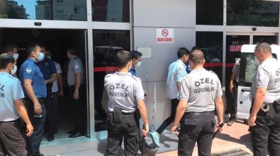 Husumetli Aileler Hastane Bahçesinde Döner Bıçaklarıyla Birbirine Saldırdı Açıklaması 1 Yaralı, 4 Gözaltı