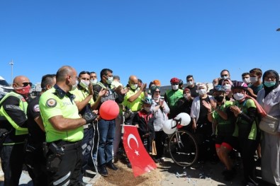 Kanser Hastası Çocuğa Polis Amcalarından Doğum Günü Sürprizi