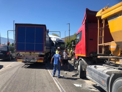 Tırların Karıştığı Zincirleme Kazada Faciadan Dönüldü Açıklaması 1 Yaralı