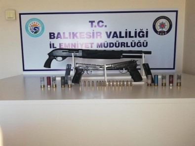 Balıkesir'de Polis 7 Silah Ele Geçirdi