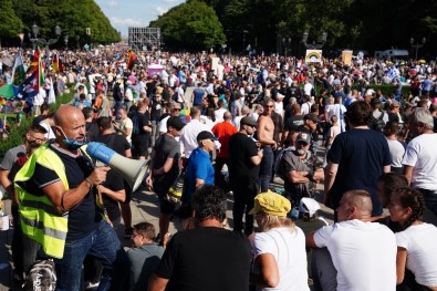 Berlin'de Covid-19 Tedbirleri 30 Binden Fazla Kişi Tarafından Protesto Edildi