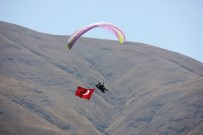 Bingöl'de Terörden Temizlenen Dağlar,Yamaç Paraşütüyle Renklendi Haberi