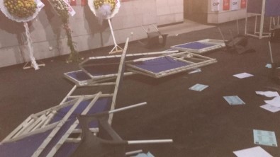 CHP İzmir İl Gençlik Kolları Kongresi'nde Kavga Çıktı