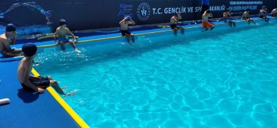 Gercüş'te İlk Defa Yüzme Havuzu Gören Çocuklar Doyasıya Eğlendi