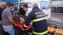 Tıra Çarpan Minibüsün Sürücüsünü Sıkıştığı Yerden İtfaiye Ekipleri Kurtardı