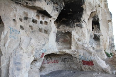 Tunceli'nin Kaya Konutları 'İn Delikleri' Dikkat Çekiyor
