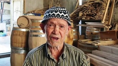 El Verdiği Torunuyla Ailesinin Asırlık Fıçıcılık Mesleğini Sürdürüyor