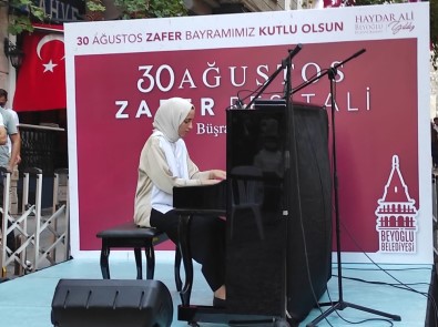 30 Ağustos Zafer Bayramı'nda Beyoğlu Sokaklarında Piyano Sesi Yükseldi