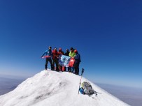 Aydınlı Dağcılar Zafer Bayramını Ağrı Dağı Zirvesinde Kutladı