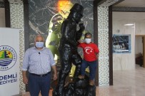 Cüce Sanatçıdan Büyük Marifet