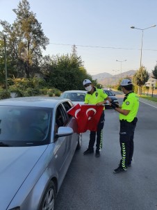 Dalaman Polisi Türk Bayrağı Dağıttı