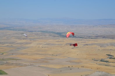 Gökyüzü Tutkunları Dev Türk Bayrağıyla Zafer Bayramını Kutladı