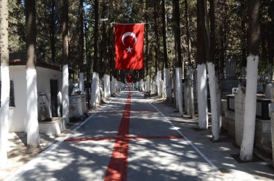 Kuşadası Adalızade Mezarlığı Kırmızı-Beyaz Renklere Büründü