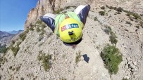 Profesyonel Base Jump Sporcusu Cengiz Koçak, Zafer Bayramı'na Özel Bir Atlayış Gerçekleştirdi