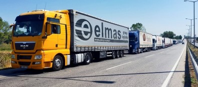 Sınır Kapılarında Kuyruğun Ucu Görünmüyor, Günlerdir Bekliyorlar