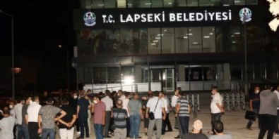 Belediye binasını kurşunlayıp belediye başkanını aradı!