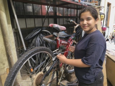 Bisiklet Tamir Ederek Sınava Hazırlanan Genç Kız, Mühendislik Hayaline Ulaştı