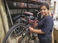 Bisiklet Tamir Ederek Sınava Hazırlanan Genç Kız, Mühendislik Hayaline Ulaştı Haberi