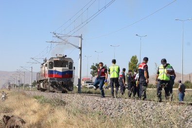 Lokomotif Tren Raylarında Oturan Gençlere Çarptı Açıklaması 1 Ölü, 1 Yaralı