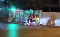 (Özel) İstanbul'da Motosiklette 5 Kişilik Ailenin Tehlikeli Yolculuğu Kamerada Haberi