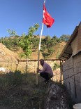 Yıllar Sonra Memleketine Dönen Vatandaş, Köyün Etrafını Türk Bayrakları İle Donattı Haberi