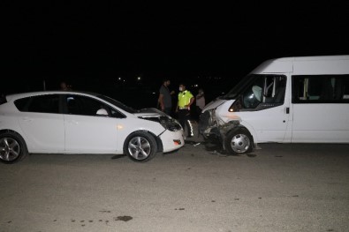 Adana'da Otomobil Ve Minibüs Çarpıştı Açıklaması 3 Yaralı