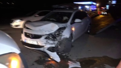 Adana'da Otomobille Minibüs Çarpıştı 3 Kişi Yaralandı