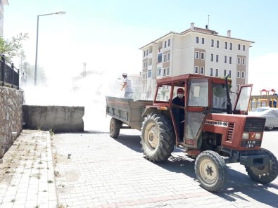 Altıntaş'ta Çöp Konteynerleri İlaçlanıyor