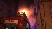 Beşiktaş'ta 4 Katlı Binanın Çatı Katında Korkutan Yangın