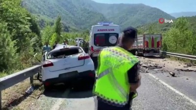 Karabük'te Kamyon İle Otomobil Çarpıştı Açıklaması 2 Ölü, 3 Yaralı