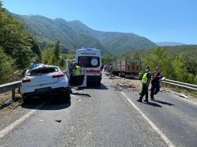 Karabük'te Otomobille Kamyon Çarpıştı Açıklaması 2 Ölü, 3 Yaralı
