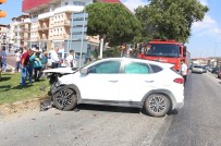 Otomobiller Kavşakta Çarpıştı Açıklaması 3 Yaralı