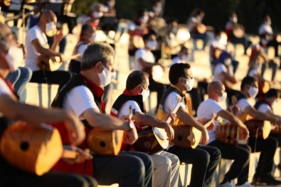 85 Saz Ustası Aynı Anda Çalıp Söyledi