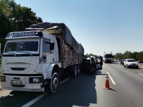TEM'de Yolcu Midibüsü, Kamyona Ok Gibi Saplandı Açıklaması 4 Yaralı Haberi