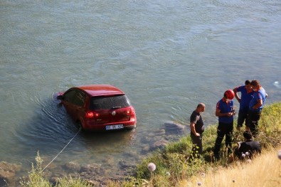 Tunceli'de Otomobil Çaya Uçtu, Sürücü Kendi Çabası İle Çıktı