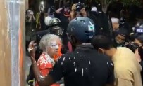 ABD'de Göstericiler 2 Yaşlı Kadına Saldırdı
