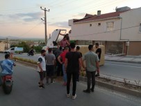 Aşırı Alkollü Sürücü Önce Refüje Çarptı, Ardından Yola Devrildi