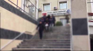 Fatih'te Afganlar, Kendi Yurttaşlarını Silah Zoruyla Bağlayıp Gasp Etti