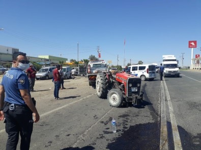 Traktör İle Otomobil Çarpıştı Açıklaması 1'İ Çocuk 2 Yaralı