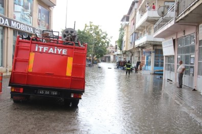 Sağanak Yağış Kula'da Hayatı Olumsuz Etkiledi