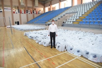 8 Bin Çocuğa Okul Hediyesi