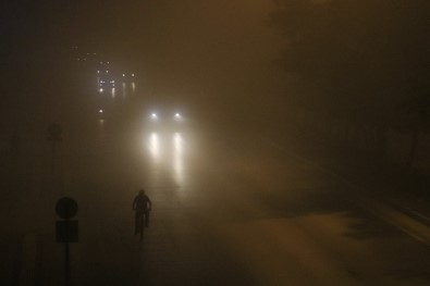 Adana'da Gece Bastıran Yoğun Sis Hayatı Olumsuz Etkiledi